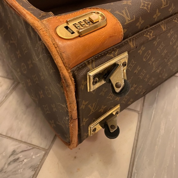 2 Louis Vuitton vintage rolling suitcases, comes w/ LV luggage tag and lock +key - Picture 8 of 15